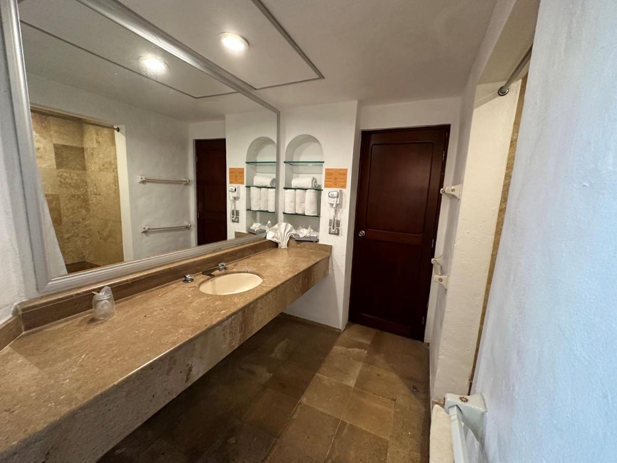 One-Bedroom Suite Kitchenette,1414477362:JPEG